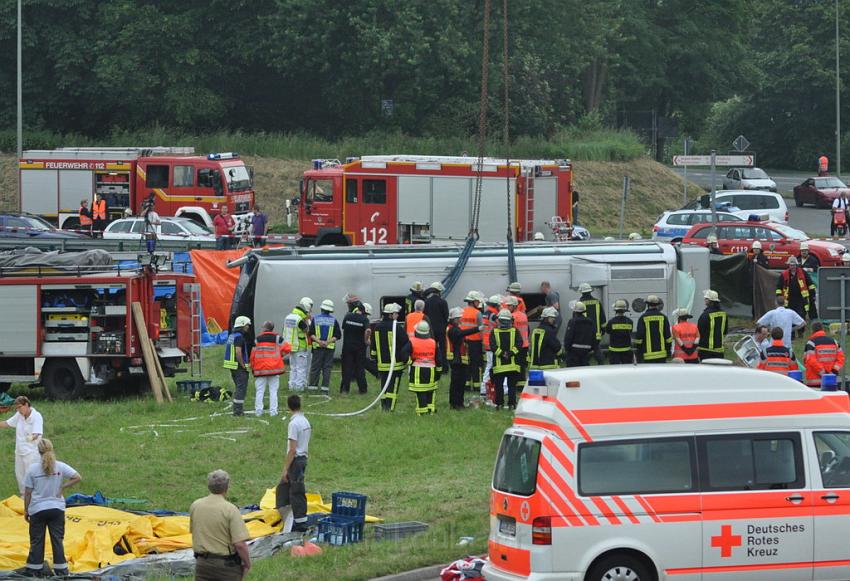 Schwerer Unfall mit Reisebus Lohmar Donrather Dreieck P506.JPG